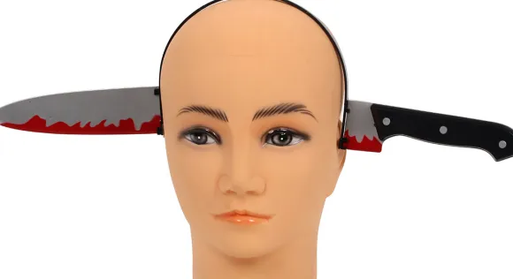 Blodig kniv på hårbøjle